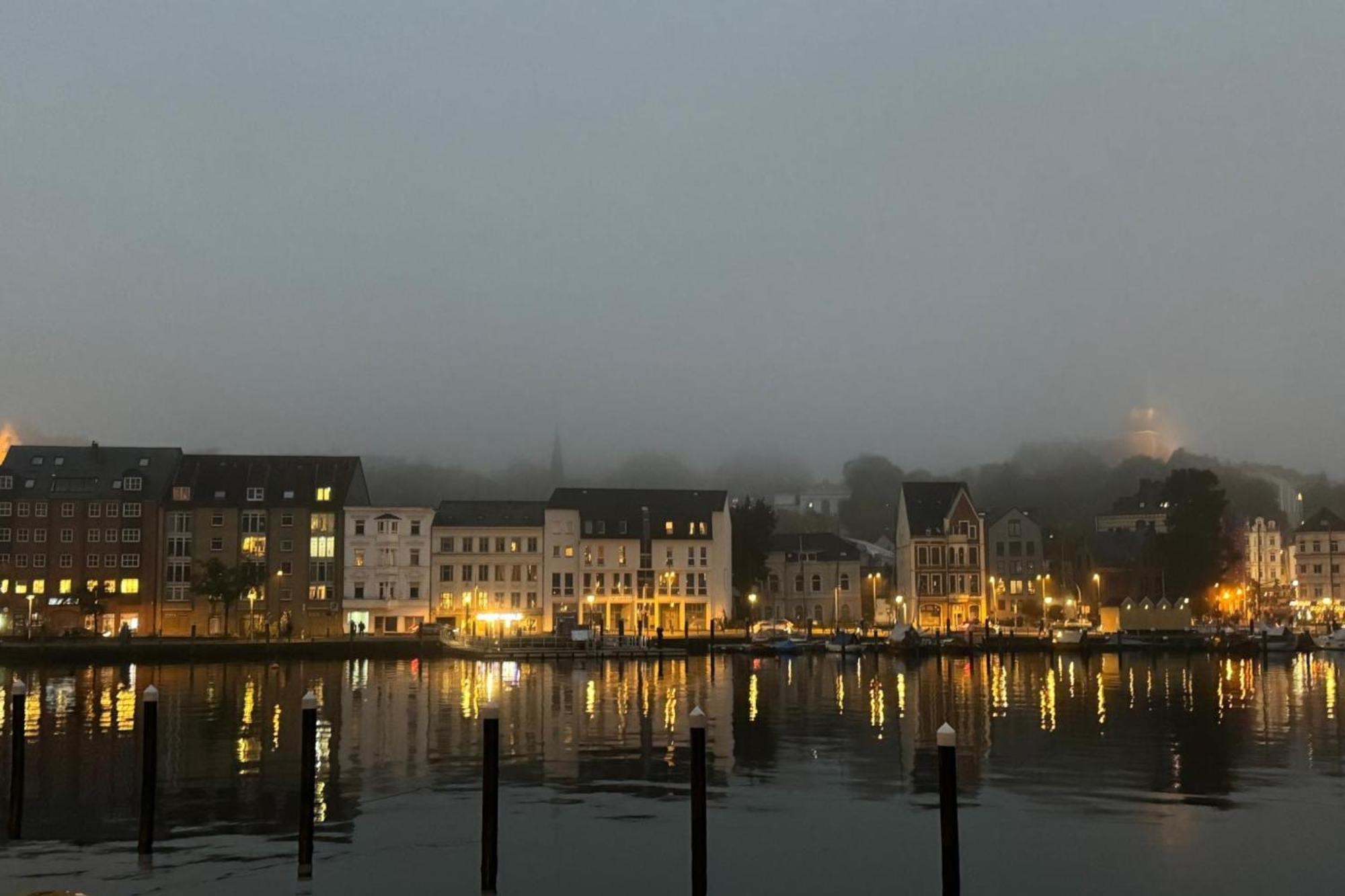Hafenblick Ferienwohnung In Der Altstadt Mit Parkplatz フレンスブルク エクステリア 写真
